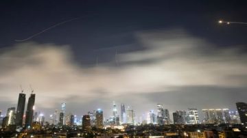 أكبر هجوم متزامن منذ بدء التصعيد.. صواريخ إيران وحزب الله تضرب إسرائيل أكبر هجوم متزامن منذ بدء التصعيد.. صواريخ إيران وحزب الله تضرب إسرائيل