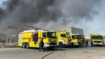 أبوظبي: حريق بمجمع صناعي إثر استهدافه بمسيرات