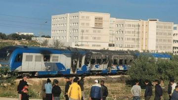 احتجاجا على وفاة شخص دهسا.. مواطنون يحرقون قطار تونس_سوسة بالكامل 