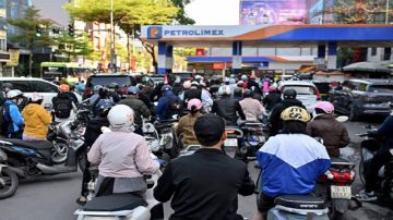 فيتنام تحث على العمل من المنزل بسبب تعطل إمدادات الوقود