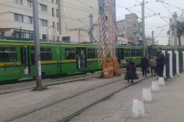 وسائل النقل المتداعية في تونس لا تسلم من التخريب وسائل النقل المتداعية في تونس لا تسلم من التخريب