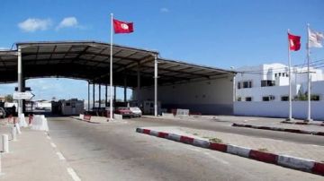 استئناف حركة المرور بمعبر راس جدير بعد احتجاجات ليلية على خلفية احتجاز تجار تونسيين لدى الجانب الليبي استئناف حركة المرور بمعبر راس جدير بعد احتجاجات ليلية على خلفية احتجاز تجار تونسيين لدى الجانب الليبي