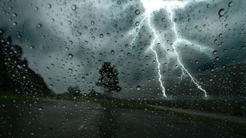 نشرة متابعة: أمطار غزيرة ورياح قوية تصل إلى 100 كلم س نشرة متابعة: أمطار غزيرة ورياح قوية تصل إلى 100 كلم س