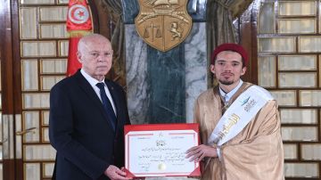 رئيس الجمهورية يتوج الفائزين في المسابقة الوطنية لحفظ القرآن الكريم رئيس الجمهورية يتوج الفائزين في المسابقة الوطنية لحفظ القرآن الكريم