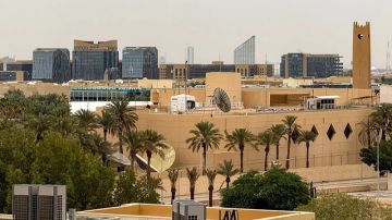  رويترز : الدخان يتصاعد في الرياض والدبلوماسيون وموظفو السفارات يتلقون تعليمات عاجلة