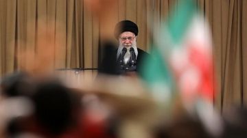 وكالة فارس .. زوجة المرشد الراحل علي خامنئي لا تزال على قيد الحياة