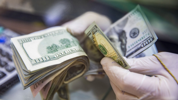 ارتفاع الدولار مع تزايد الطلب على الملاذات الآمنة وزيادة أسعار النفط ارتفاع الدولار مع تزايد الطلب على الملاذات الآمنة وزيادة أسعار النفط