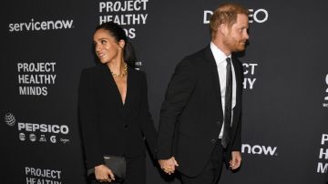 الأمير هاري وزوجته ميغان يهاجمان مؤلف كتاب جديد عن العائلة المالكة الأمير هاري وزوجته ميغان يهاجمان مؤلف كتاب جديد عن العائلة المالكة