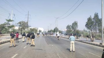 قتلى وجرحى باقتحام القنصلية الأمريكية في كراتشي غضبا على مقتل خامنئي