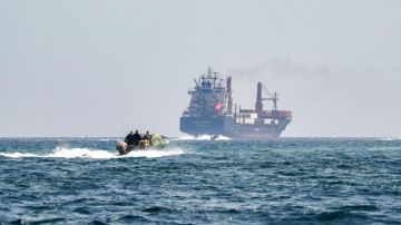 الحرس الثوري الإيراني يمنع عبور السفن التجارية عبر مضيق هرمز