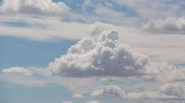 اليوم: سحب عابرة مع أمطار متفرقة بهذه المناطق