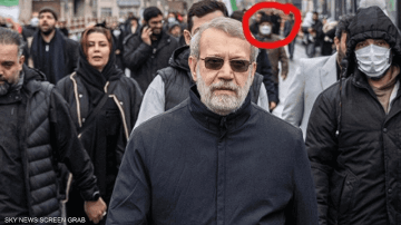 تنبأ باغتيال لاريجاني قبل أيام.. السبب جاسوس يظهر في خلفية الصورة