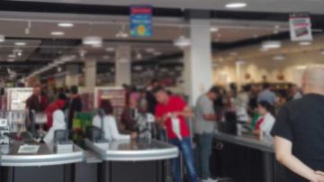 رغم غلاء ملابس العيد ...التونسي يشتكي ... ويشـــتــري