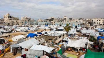 غارات إسرائيلية تشعل خيام النازحين في غزة غارات إسرائيلية تشعل خيام النازحين في غزة