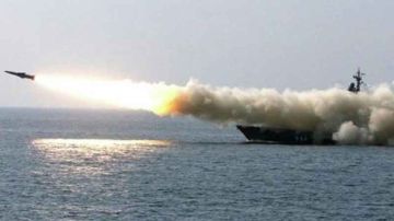 البحرية الإيرانية تشن هجمات صاروخية باتجاه حاملة طائرات أمريكية البحرية الإيرانية تشن هجمات صاروخية باتجاه حاملة طائرات أمريكية