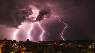 طقس الليلة.. خلايا رعدية وامطار بهذه الاماكن