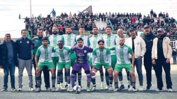 فوق منصّة التتويج  ...واحة شنّني تُحقّق الصّعود بعزيمة الأبطال