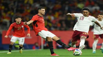 رئيس وزراء إسبانيا يعلق على الهتافات العنصرية خلال مباراة  منتخب بلاده ونظيره المصري