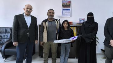  عثرت على حقيبة مليئة بالمال .. السلطات التركية تكرم طفلة سورية لصدقها وأمانتها في هاتاي