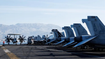 واشنطن تعزز قواتها في الشرق الأوسط وتلوح بضربات محتملة واشنطن تعزز قواتها في الشرق الأوسط وتلوح بضربات محتملة