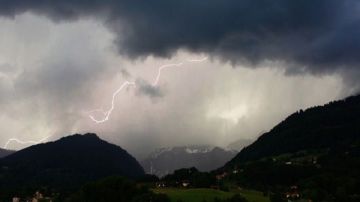 طقس الليلة.. سحب رعدية مع امطار غزيرة بهذه المناطق طقس الليلة.. سحب رعدية مع امطار غزيرة بهذه المناطق