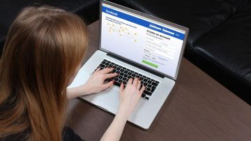  فون دير لاين: انتهى زمن الدخول الحر للأطفال للمنصات