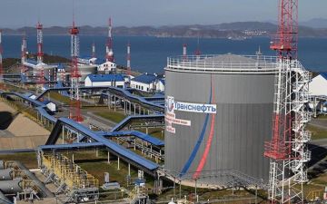 توقعات بتمديد إدارة ترامب رفع العقوبات المفروضة على النفط الروسي