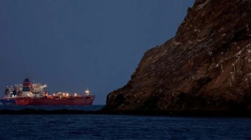 بريطانيا تعلن تعرض ناقلة تجارية لإطلاق نار في مضيق هرمز