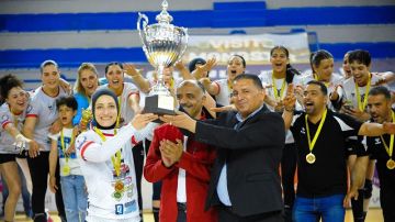 كرة اليد: نادي الرياضة النسائية بالمكنين يرفع الكأس ويتوج بالثنائي