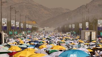 أكثر من 1,5 مليون حاج وحاجة يتجهون نحو عرفات لأداء الركن الأعظم