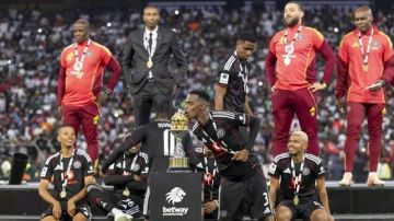 أورلاندو بيراتس  يتوج بلقب دوري جنوب أفريقيا لكرة القدم