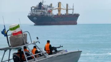 القوات الايرانية تستهدف وحدات أمريكية في مضيق هرمز 