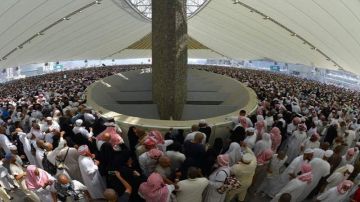 ضيوف الرحمن يرمون الجمرات وينحرون الهدي ضيوف الرحمن يرمون الجمرات وينحرون الهدي