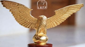 تسليم رمز البطولة للافريقي في  مباراة الجولة الاخيرة