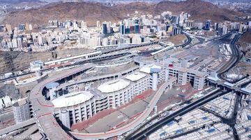 توافد الحجاج إلى منى إيذانا ببدء مناسك الحج توافد الحجاج إلى منى إيذانا ببدء مناسك الحج