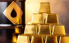 أسعار النفط تتراجع والذهب يواصل الارتفاع