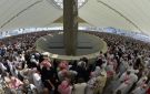 ضيوف الرحمن يرمون الجمرات وينحرون الهدي