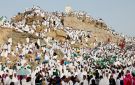 حجاج بيت الله الحرام يتوافدون على مشعر عرفات