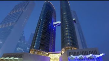 حريق في الطوابق العليا من أبراج الإمارات المالية بدبي حريق في الطوابق العليا من أبراج الإمارات المالية بدبي