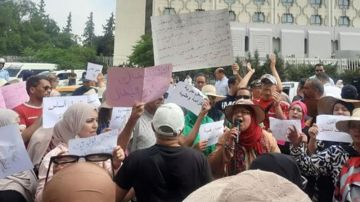 أصحاب الشهائد العليا المعطلون عن العمل يحتجون أمام وزارة التشغيل أصحاب الشهائد العليا المعطلون عن العمل يحتجون أمام وزارة التشغيل