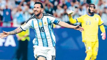 التحق برونالدو وبيليه .. ميسي يدخل نادي الهاتريك في كأس العالـمانضم الأسطورة الأرجنتيني ليونيل ميسي إلى نادي مسجلي الهاتريك في بطولات كأس العالم، بعد ثلاثيته ضد الجزائر الأربعاء (3 - 0). ورغم تصدره قائمة الهدافين التاريخيين لكأس العالم بالتساوي مع الأل التحق برونالدو وبيليه .. ميسي يدخل نادي الهاتريك في كأس العالـمانضم الأسطورة الأرجنتيني ليونيل ميسي إلى نادي مسجلي الهاتريك في بطولات كأس العالم، بعد ثلاثيته ضد الجزائر الأربعاء (3 - 0). ورغم تصدره قائمة الهدافين التاريخيين لكأس العالم بالتساوي مع الأل