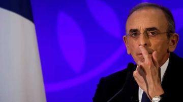 اريك زمور يتلقى صفعة من الجماهير الباريسية اريك زمور يتلقى صفعة من الجماهير الباريسية