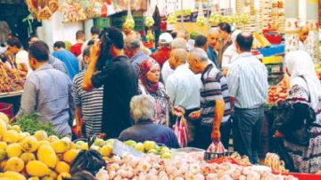 رغم وفرة المنتوجات الموسمية .. أسعار الخضر والغلال تثقب جيوب التونسيين