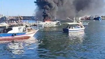 قليبية.. حريق بمركب سياحي بميناء الصيد البحري قليبية.. حريق بمركب سياحي بميناء الصيد البحري