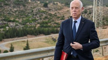 رئيس الجمهورية يؤدي زيارة تفقدية لمحطة الشركة التونسية لاستغلال وتوزيع المياه بغدير القلة رئيس الجمهورية يؤدي زيارة تفقدية لمحطة الشركة التونسية لاستغلال وتوزيع المياه بغدير القلة