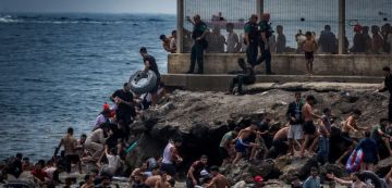 صورة اليوم: آلاف من الشباب المغربي يهاجر الى اسبانيا عبر البر و البحر (فيديو) صورة اليوم: آلاف من الشباب المغربي يهاجر الى اسبانيا عبر البر و البحر (فيديو)