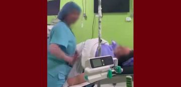 مقطع فيديو يوثق قيام موظفين بالسخرية من مريضة مخدرة، اتحاد طلبة تونس يدعو الى فتح تحقيق مقطع فيديو يوثق قيام موظفين بالسخرية من مريضة مخدرة، اتحاد طلبة تونس يدعو الى فتح تحقيق