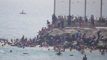 الآلاف من المغاربة يعبرون الحدود سيرا إلى سبتة الآلاف من المغاربة يعبرون الحدود سيرا إلى سبتة