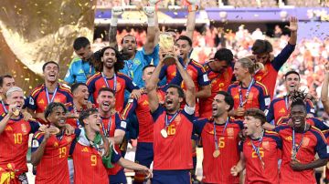 بعد رفع كأس العالم.. نجوم إسبانيا يحصلون على هدية إستثنائية من الفيفا بعد رفع كأس العالم.. نجوم إسبانيا يحصلون على هدية إستثنائية من الفيفا