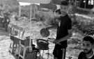 مهن صيفية ...بيع القطانيا المشوية على شاطئ الزهراء